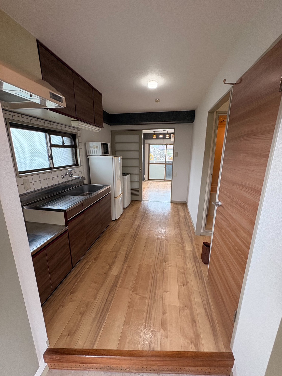玄関　単身用のお部屋ですがかなり広め！