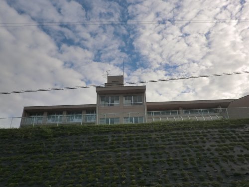 小学校　三里小学校（小学校）まで2677m