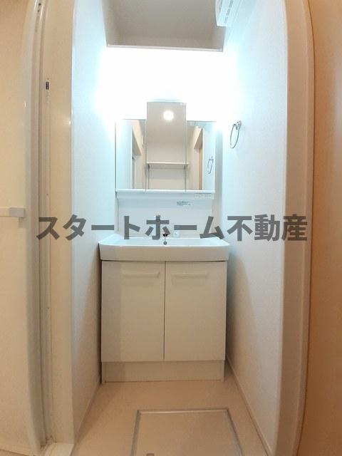 洗面設備　ゆったりとスペースのある洗面所