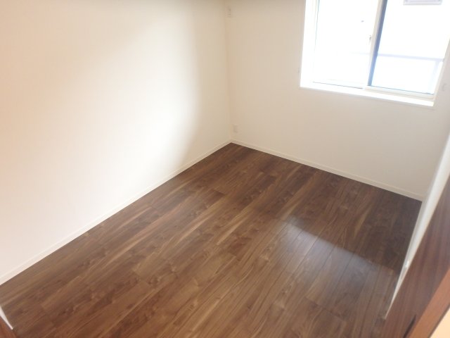 その他部屋・スペース　開放的な寝室です