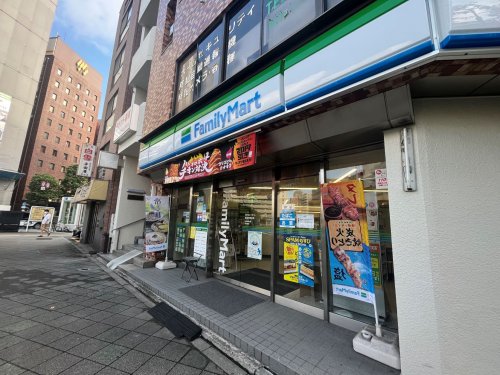 コンビニ　ファミリーマート 新富町駅前店（コンビニ）まで248m