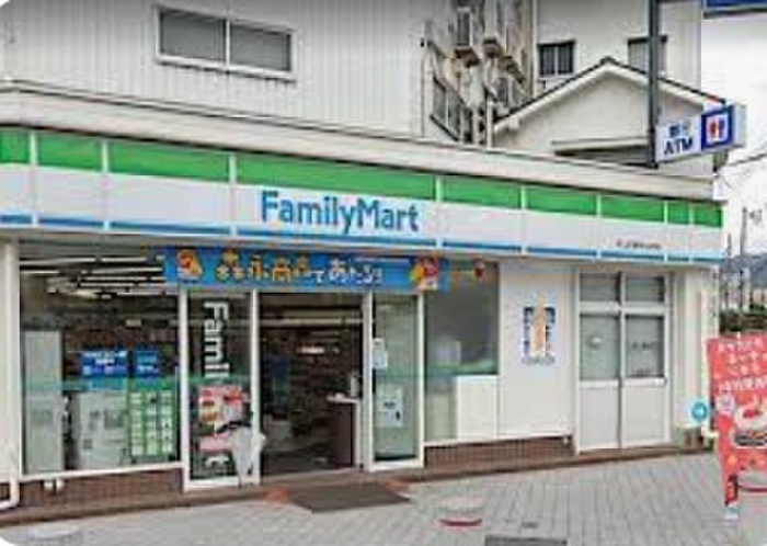 コンビニ　ファミリーマート（コンビニ）まで140m