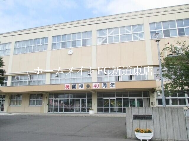 中学校　札幌市立新川中学校（中学校）まで393m