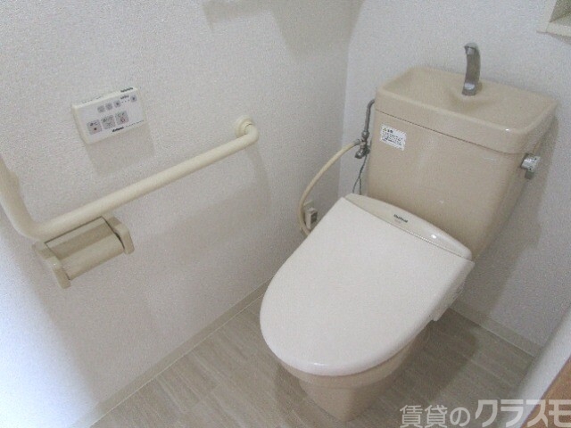 トイレ　冬場も強い味方！温水洗浄便座です。