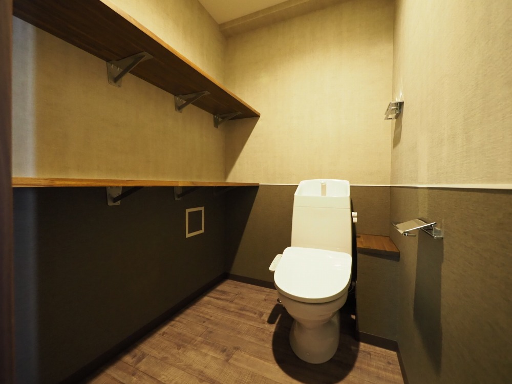 トイレ　落ち着いた色調のトイレです