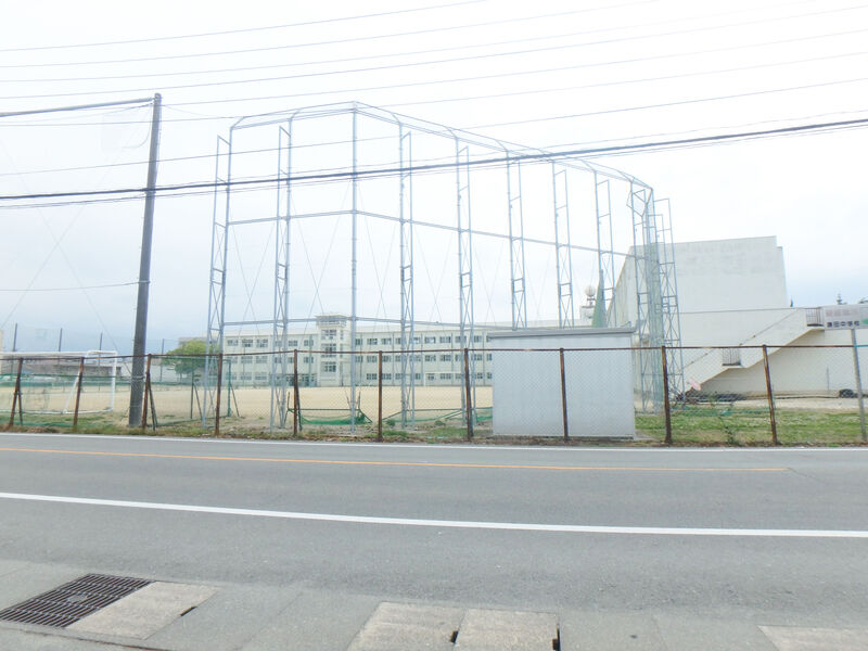 中学校　松阪市立鎌田中学校（中学校）まで962m