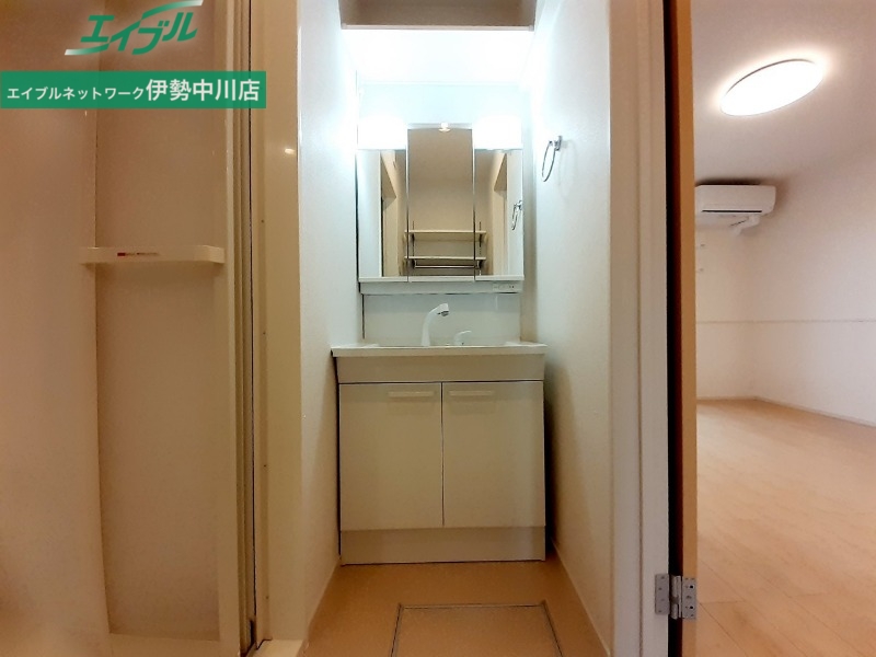 洗面設備　同型参考写真です