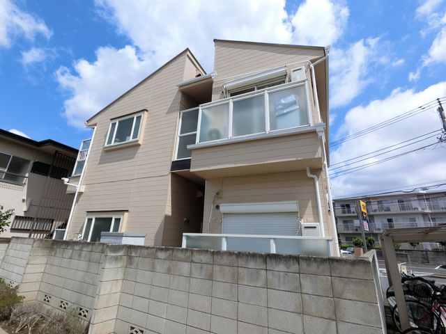 建物外観　周辺店舗が充実♪コンビニ、ドラッグストアまで約１７０ｍ♪