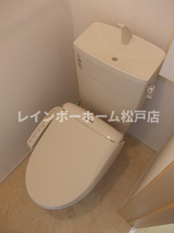 トイレ　落ち着いた色調のトイレです