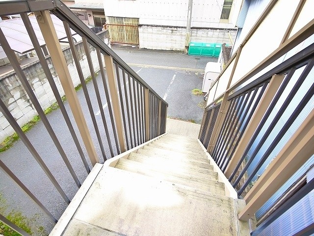 その他　２階へ上がる階段です。