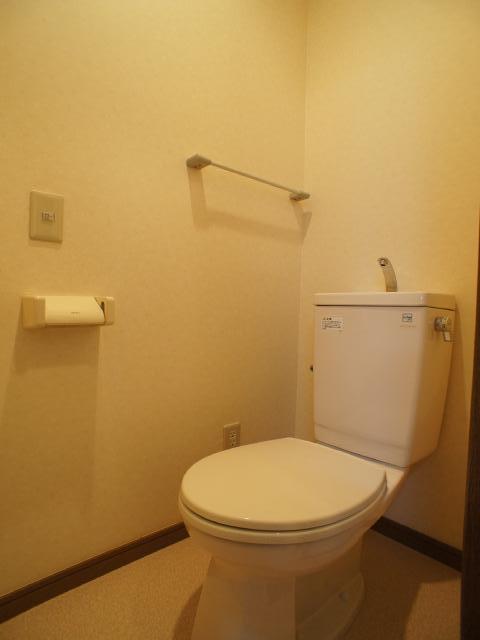 トイレ　白を基調とした空間で清潔感のあるトイレです♪