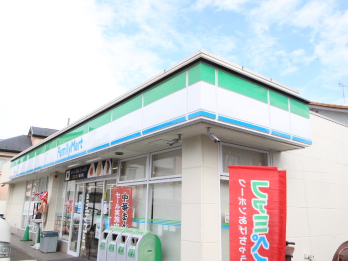 コンビニ　ファミリーマート（コンビニ）まで120m