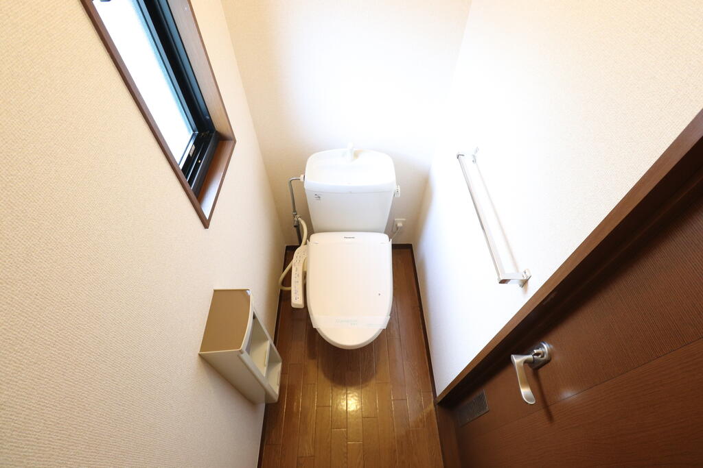 トイレ　トイレにも小窓付き♪