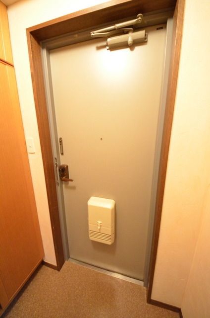 玄関　☆大きな郵便抜けで郵送物もスッポリ☆