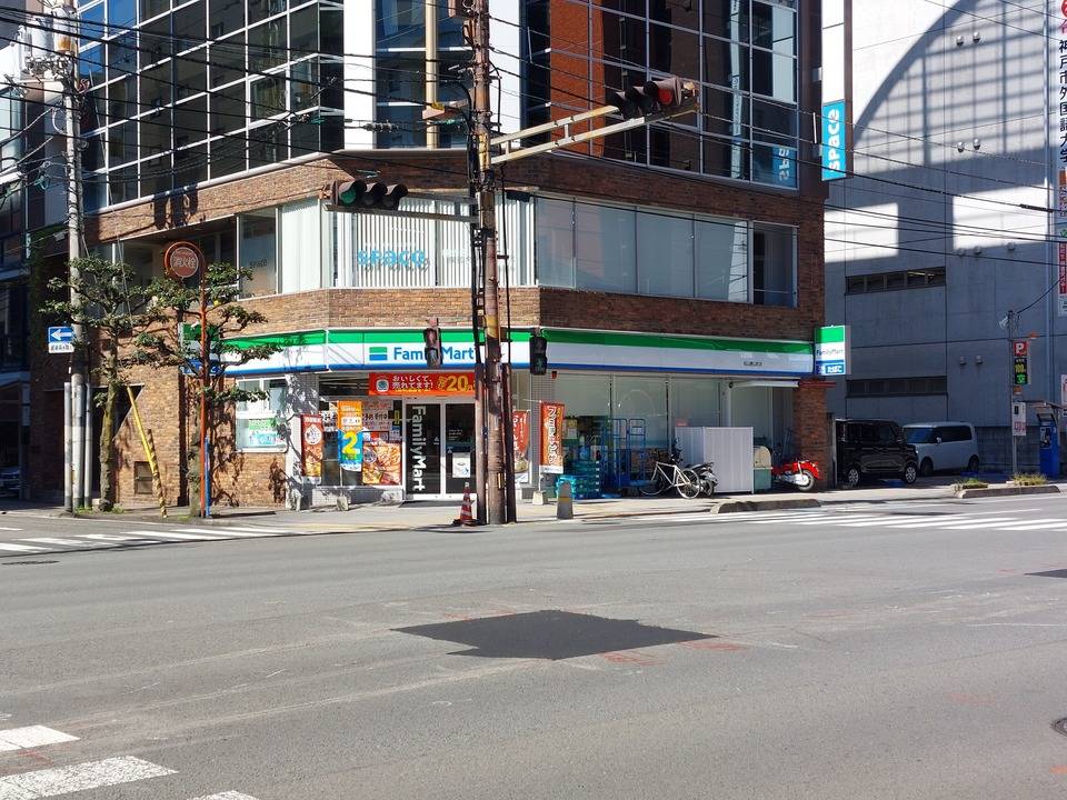 コンビニ　ファミリーマート松山二番町店（コンビニ）まで180m