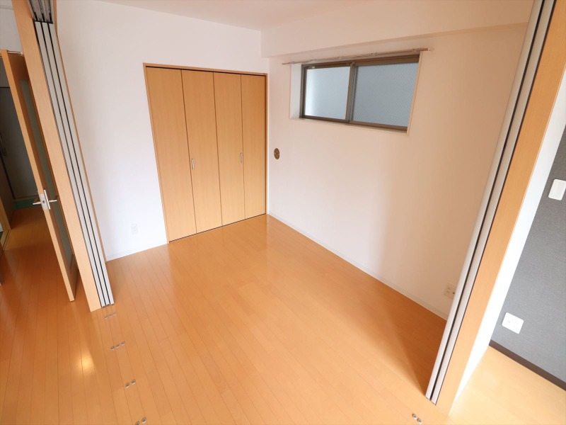 その他　リビング横の洋室です