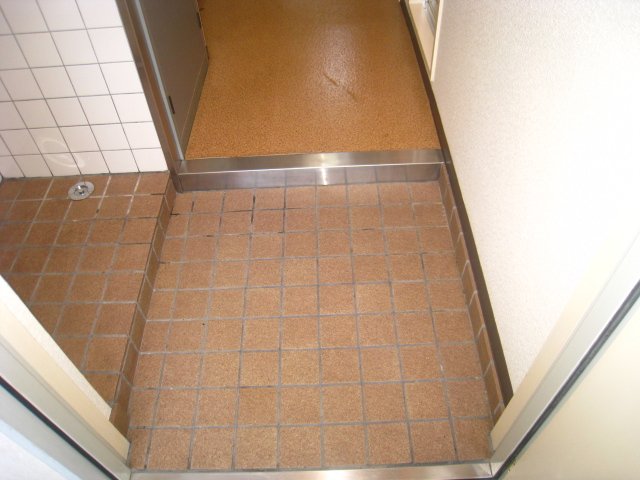 玄関　同物件別号室のものです。