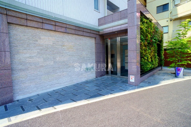 エントランス　重厚感のある建物デザイン♪