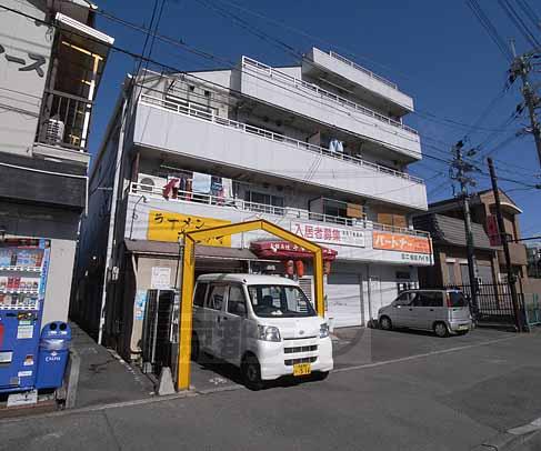 エントランス　１階にはテナントも入ってます！