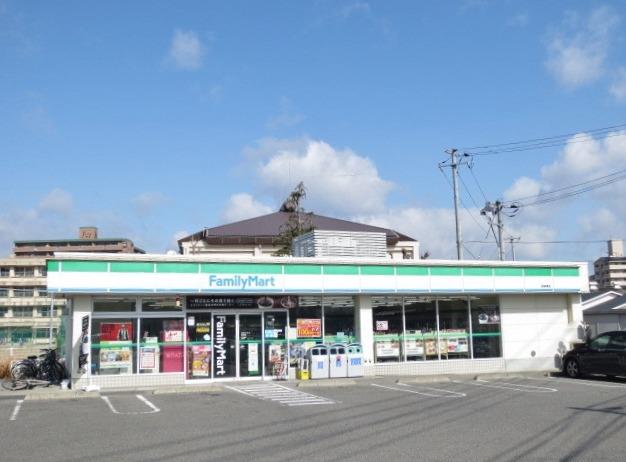 コンビニ　ファミリーマート 西条東店（コンビニ）まで933m