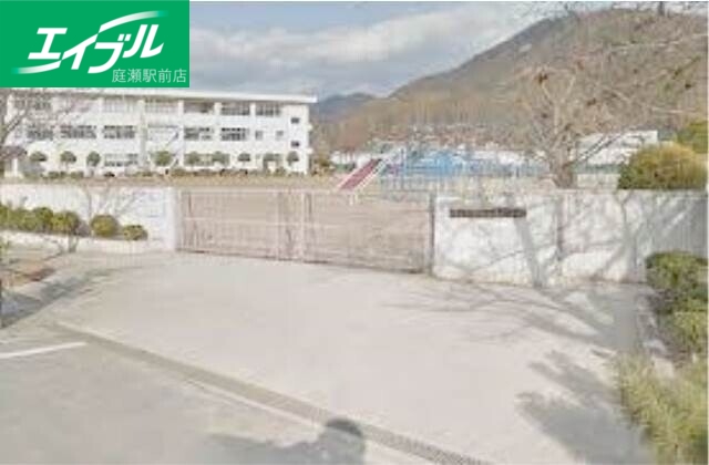 小学校　浅口市立鴨方東小学校（小学校）まで942m