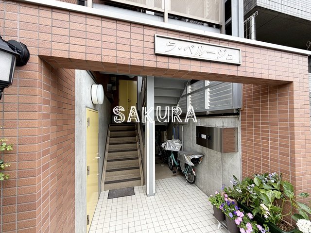 エントランス　重厚感のある建物デザイン♪