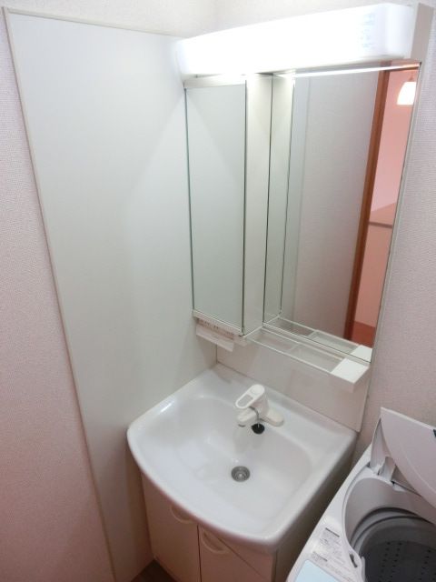 洗面設備　忙しい朝に活躍する独立洗面台です