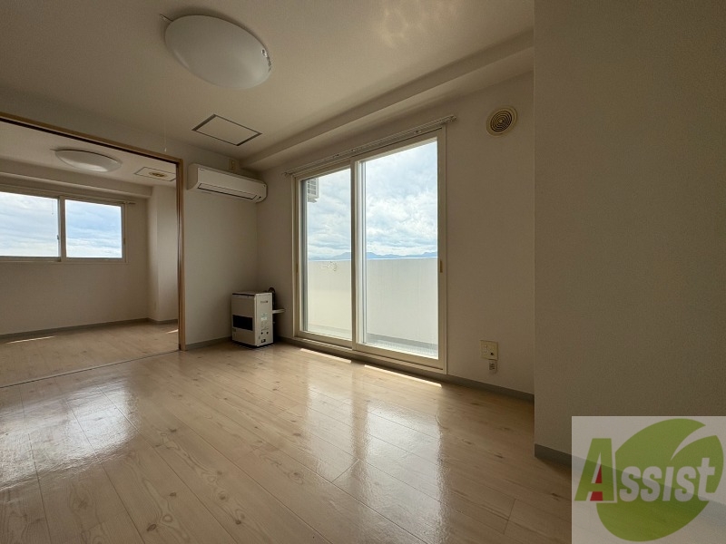 居室・リビング　木目のフローリングは落ち着きのある印象のお部屋になりますね。