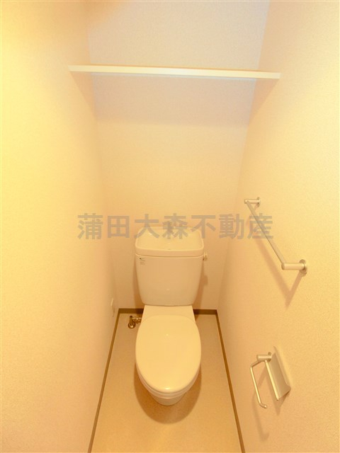 トイレ　棚付きのトイレ　温水洗浄便座は設備として付いておりませんが、