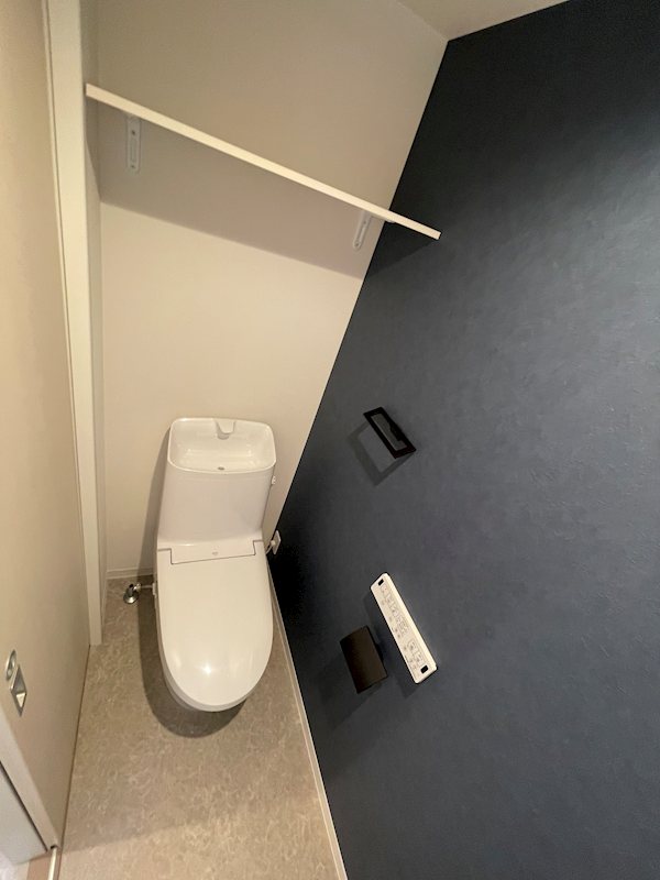 トイレ　落ち着いた色調のトイレです