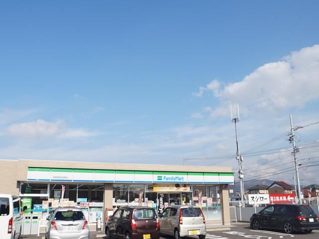 コンビニ　ファミリーマート（コンビニ）まで590m