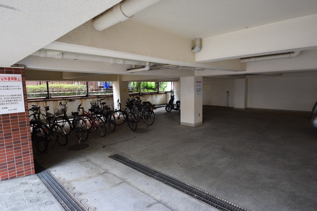 エントランス　～自転車はこちらですっ～