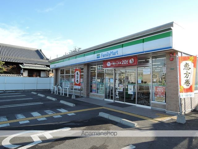 コンビニ　ファミリーマート（コンビニ）まで748m