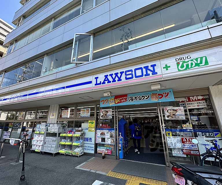 コンビニ　ローソンドラッグひかり蛸薬師高倉店（コンビニ）まで50m