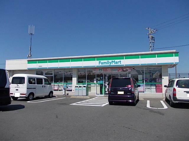 コンビニ　ファミリーマート（コンビニ）まで750m