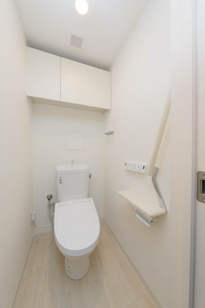 トイレ　トイレには暖房洗浄便座・収納棚付き☆