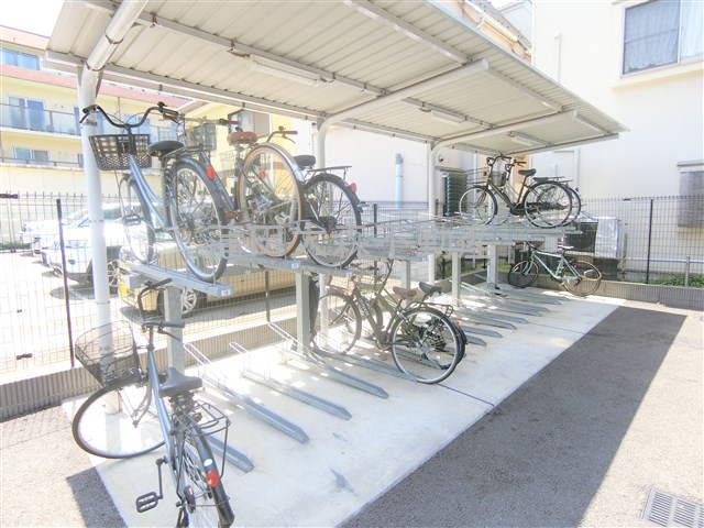 その他共有部分　屋根付きラック式の駐輪場　空き状況等詳細はお問合せください。
