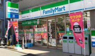 コンビニ　ファミリーマート 明大前店（コンビニ）まで50m