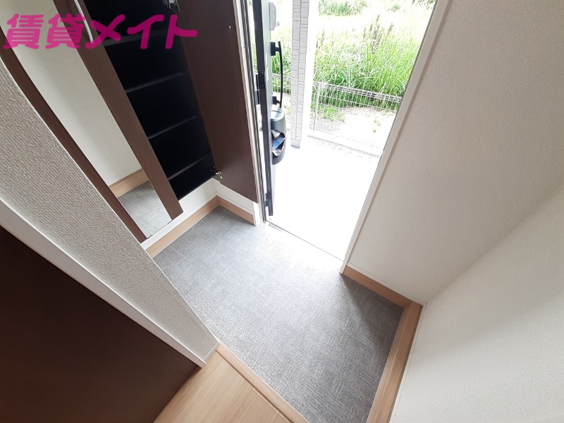 玄関　同物件別部屋の写真