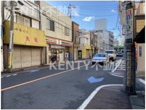 コンビニ　セブンイレブン 大田区六郷土手駅前店（コンビニ）まで52m