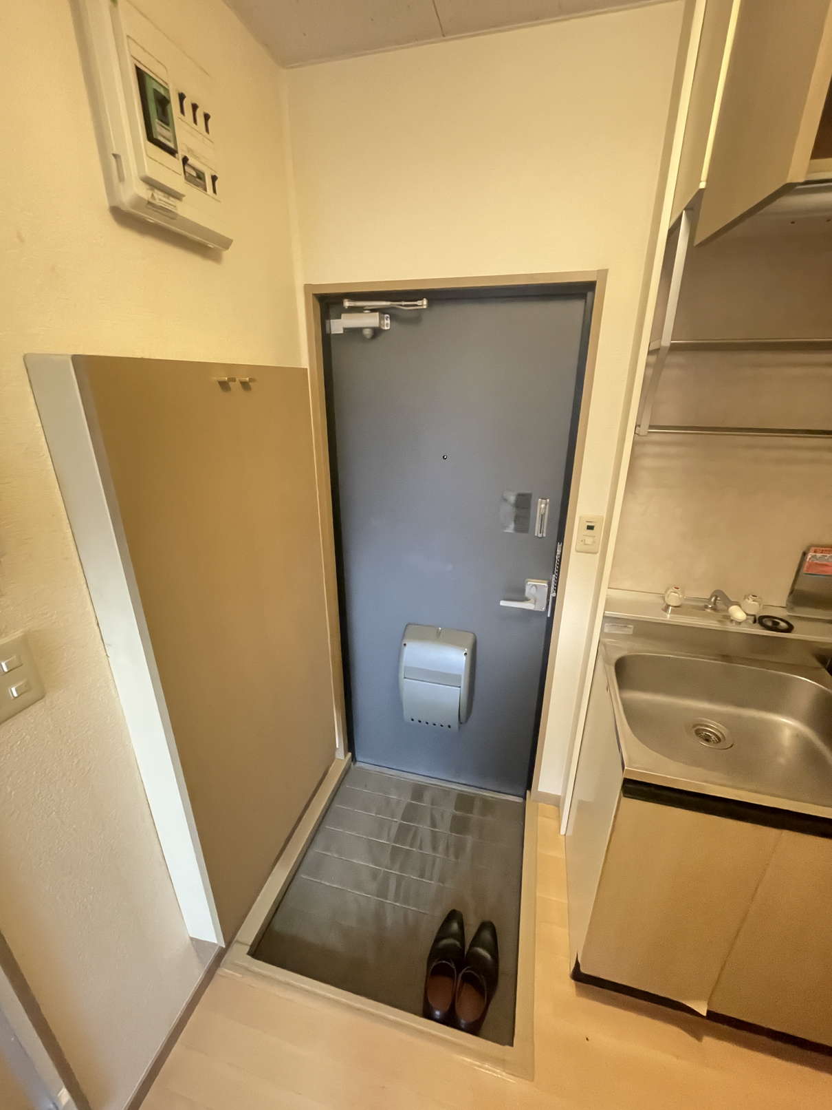 玄関　※同物件別号室の参考写真です。