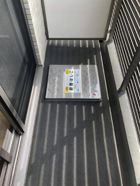 バルコニー　バルコニーがあるので洗濯物を太陽の下で干すことができます♪