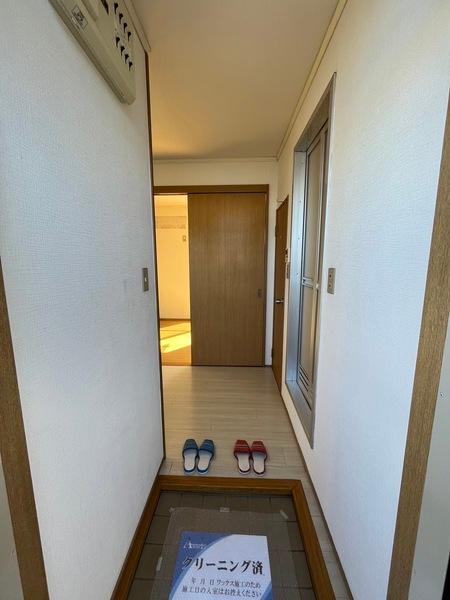 玄関　玄関を入ってすぐの写真です。