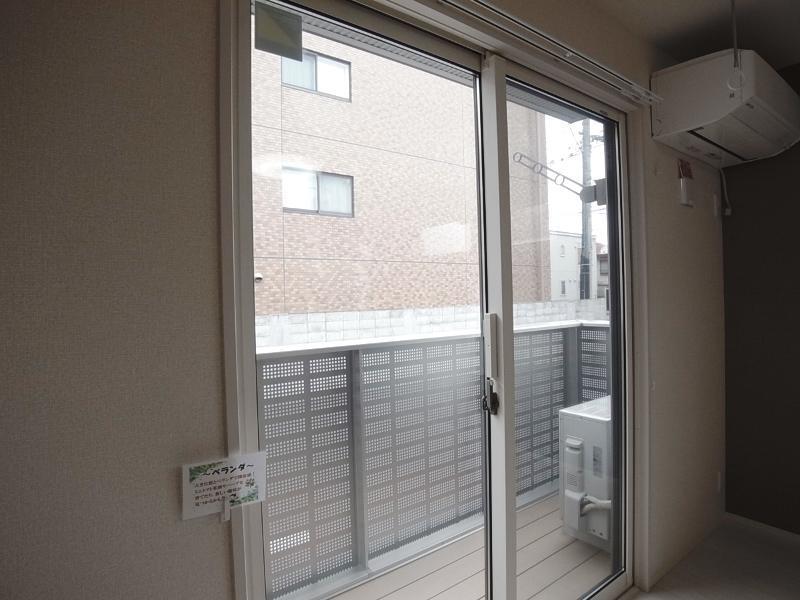バルコニー　ベランダ付きで天気の良い日は外干しできます。