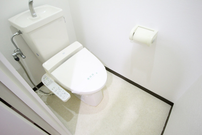 大阪モノレール本線 少路駅 徒歩12分 4階建 築31年のトイレ写真