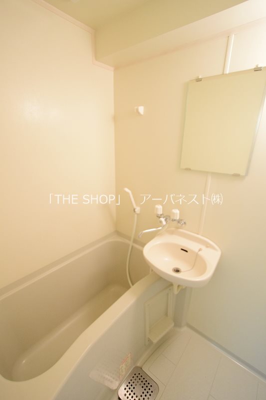 バス・シャワールーム　同タイプの別部屋の室内写真です