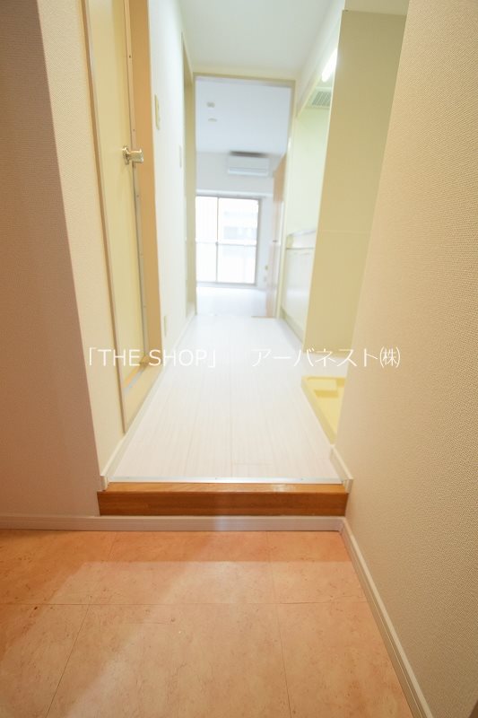 玄関　同タイプの別部屋の室内写真です