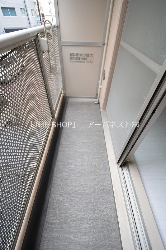 バルコニー　同タイプの別部屋の室内写真です