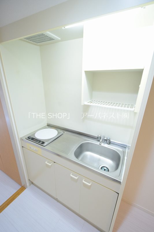 キッチン　同タイプの別部屋の室内写真です