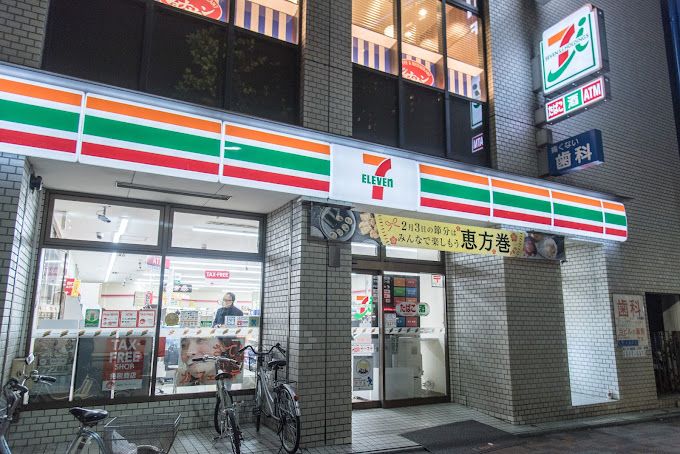 コンビニ　セブンイレブン 文京本郷1丁目店（コンビニ）まで302m